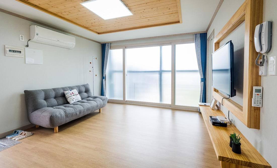 Donnaeko Pension Seogwipo Bagian luar foto