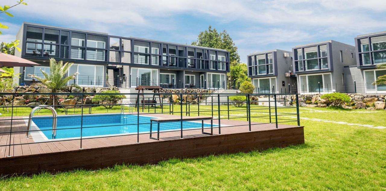 Donnaeko Pension Seogwipo Bagian luar foto