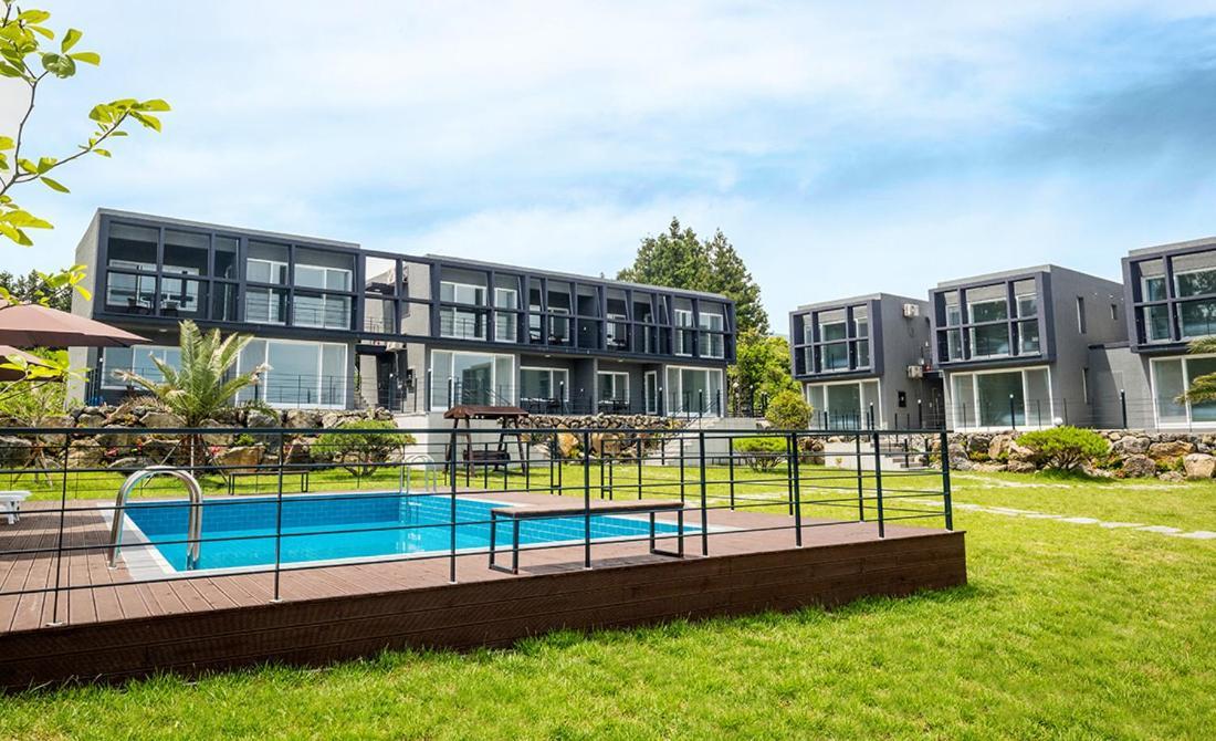 Donnaeko Pension Seogwipo Bagian luar foto