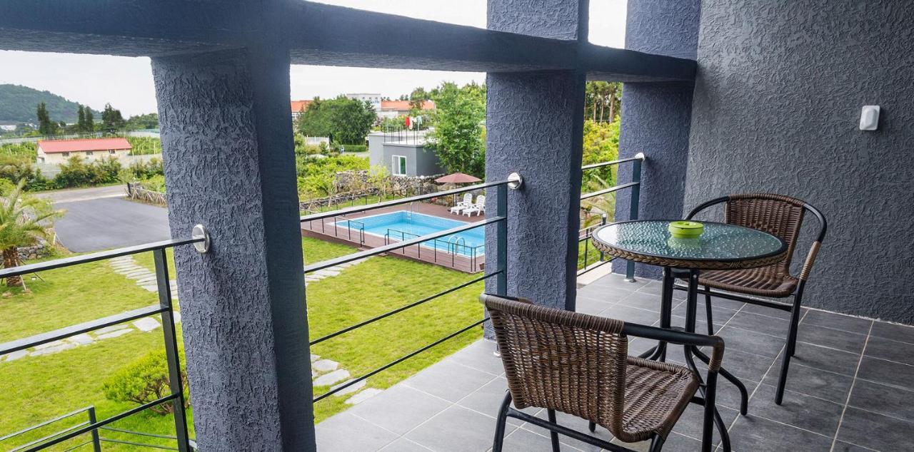 Donnaeko Pension Seogwipo Bagian luar foto
