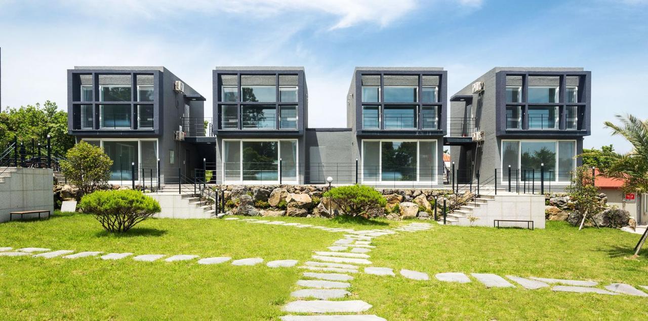Donnaeko Pension Seogwipo Bagian luar foto