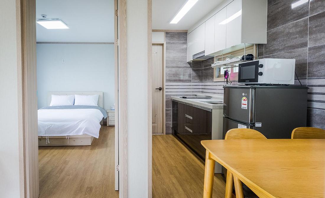 Donnaeko Pension Seogwipo Bagian luar foto