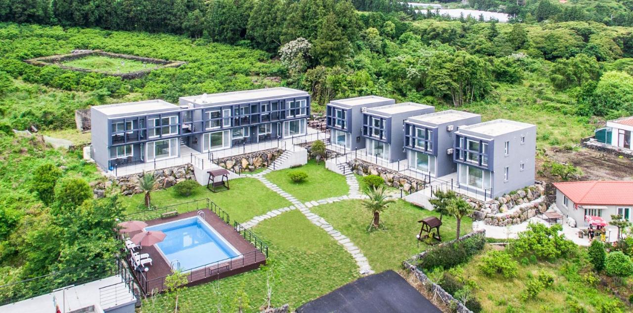 Donnaeko Pension Seogwipo Bagian luar foto